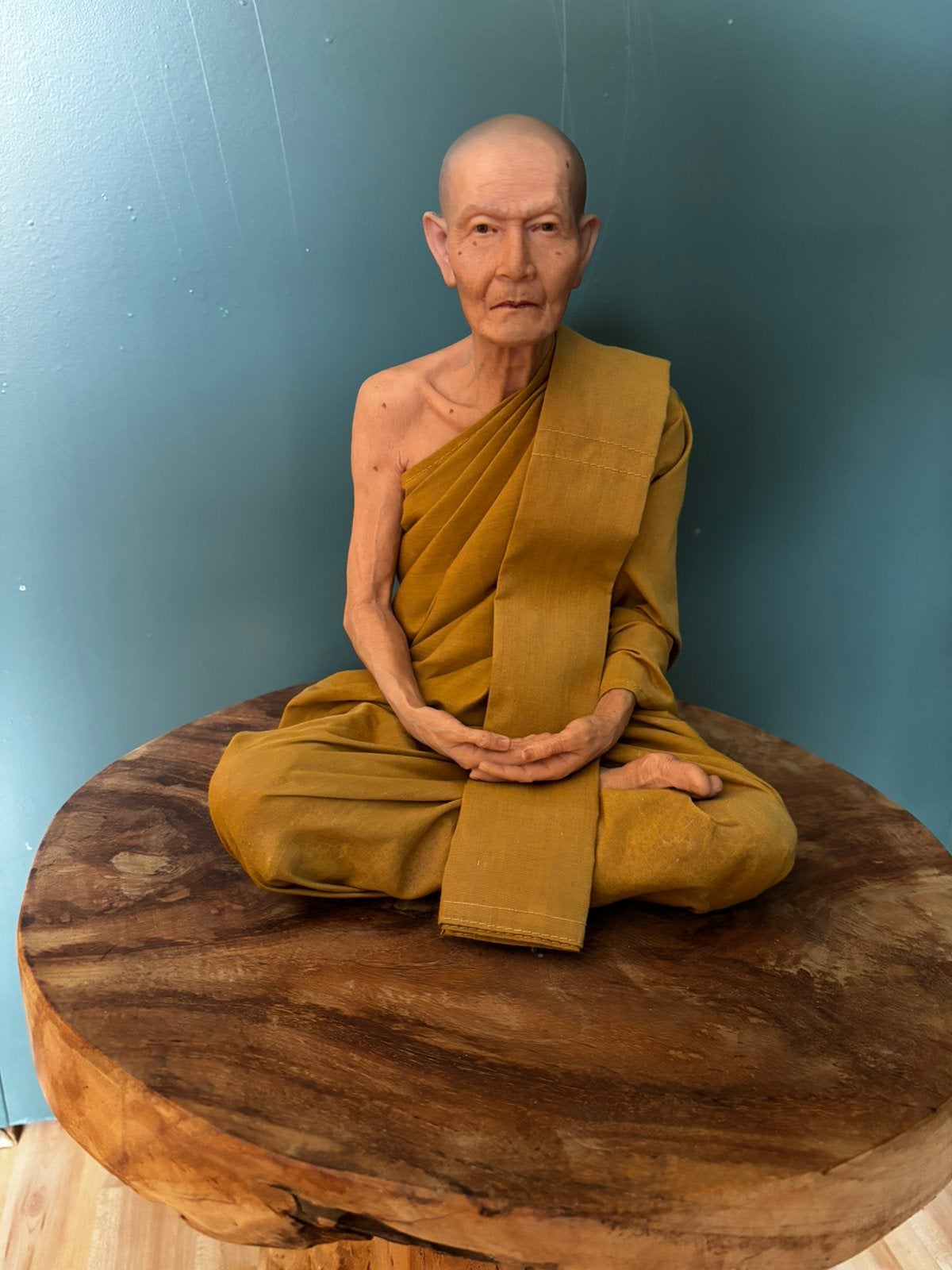 Beeld van Thaise boeddhistische monnik, Ophalen of Verzenden, Gebruikt, Kunststof