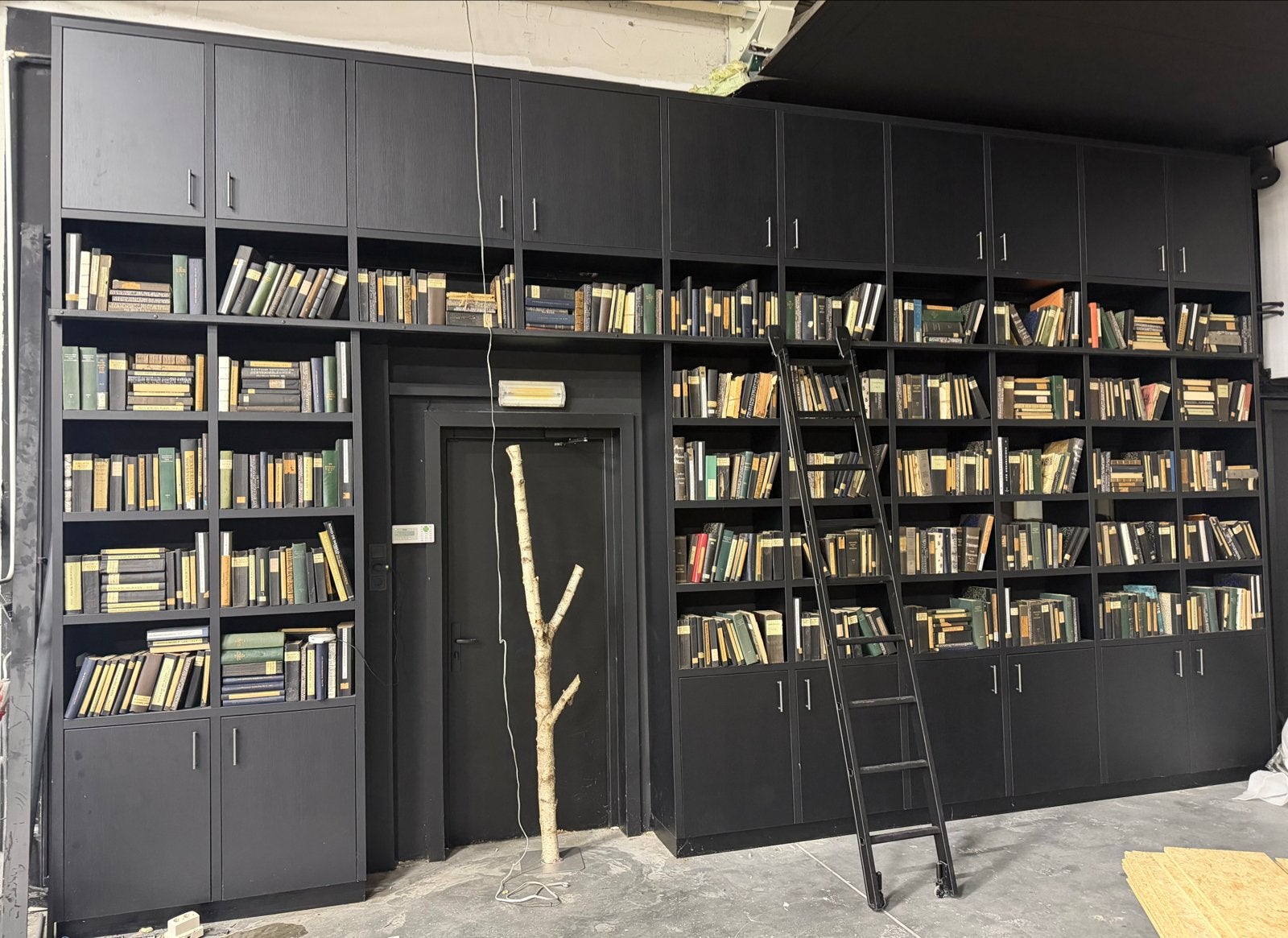 Grote Zwarte Boekenkast met Ladder - Bibliotheekstijl, Ophalen, Gebruikt, 200 cm of meer, 25 tot 50 cm