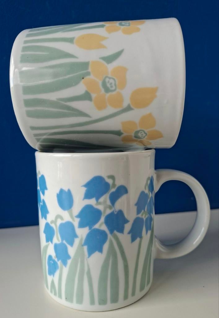Vintage mokken met bloemen, Gebruikt, Ophalen of Verzenden, Overige stijlen, Kop(pen) en/of Schotel(s)