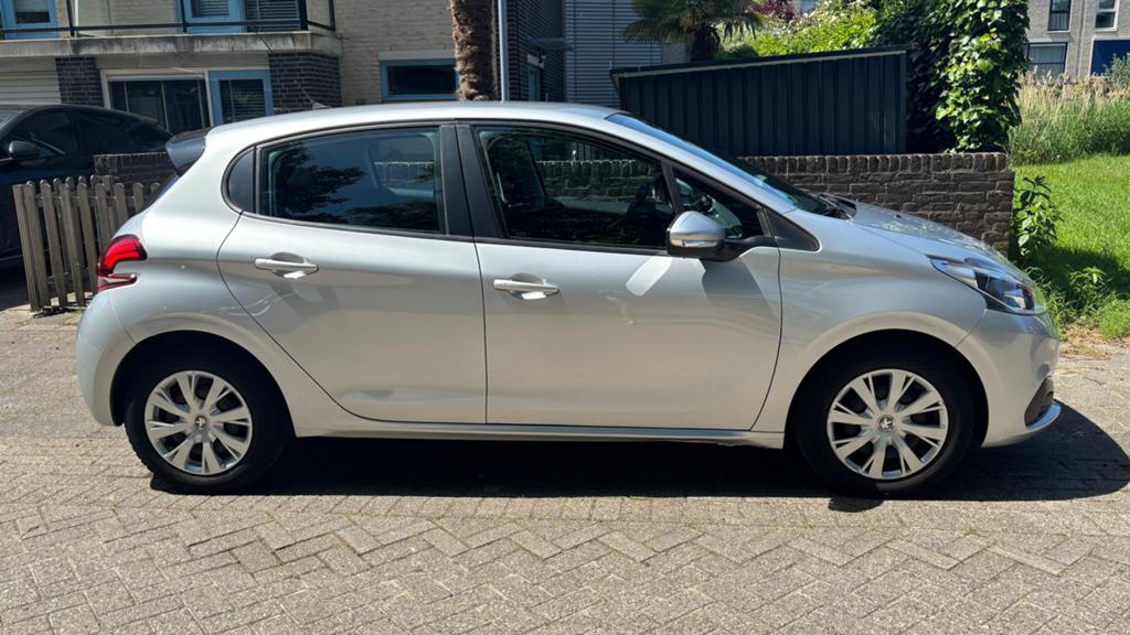 Peugeot 208 1.2 VTI 60KW/82PK 5-D 2017 Grijs, Voorwielaandrijving, Stof, 1199 cc, 23 km/l