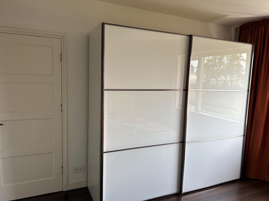 NOLTE schuifdeur-kast met strakke melkwit glazen panelen., Ophalen, Met deur(en), 200 cm of meer, Japans.