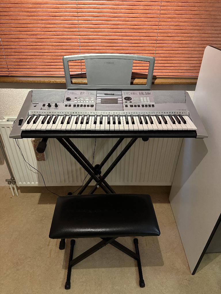 Keyboard Yamaha PSR E413, Muziek en Instrumenten, Keyboards, Zo goed als nieuw, 61 toetsen, Yamaha, Aanslaggevoelig, Met standaard