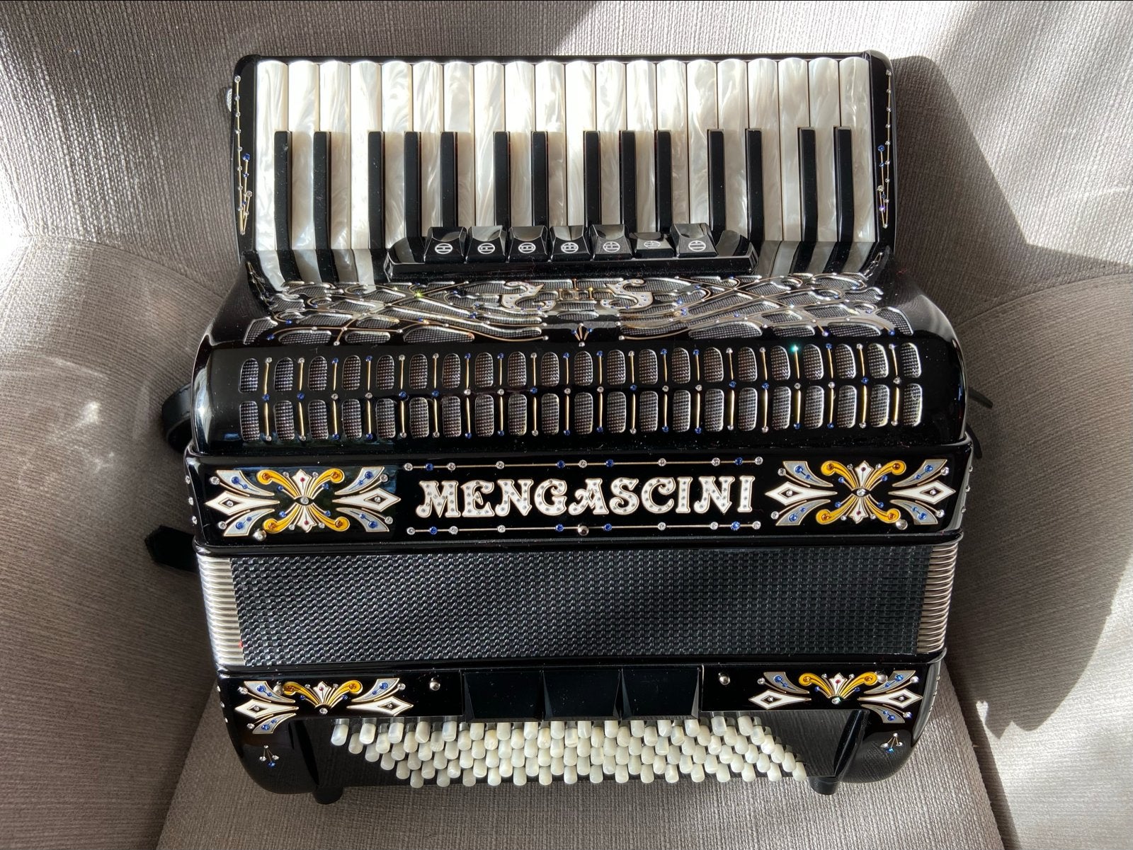 Mengascini 96 Bas Accordeon -compact-42 cm, Overige merken, Met koffer, Zo goed als nieuw, 96-bas