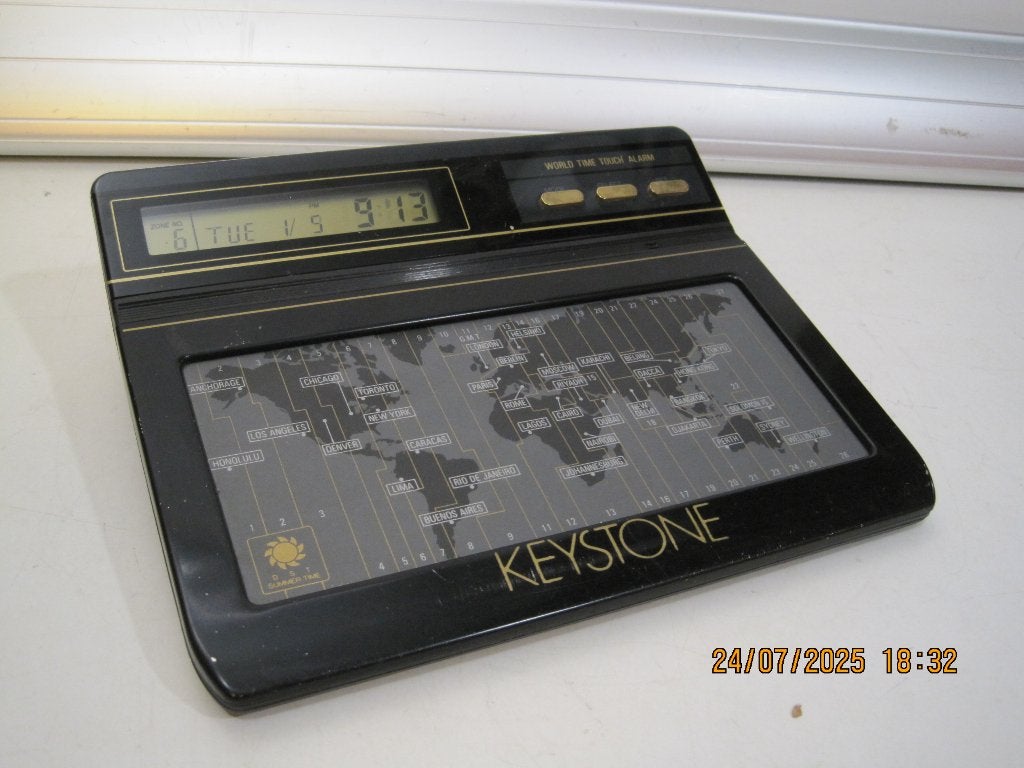 klok wereld time digitaal (351), Gebruikt, Vintage, Ophalen of Verzenden, Tafelklok