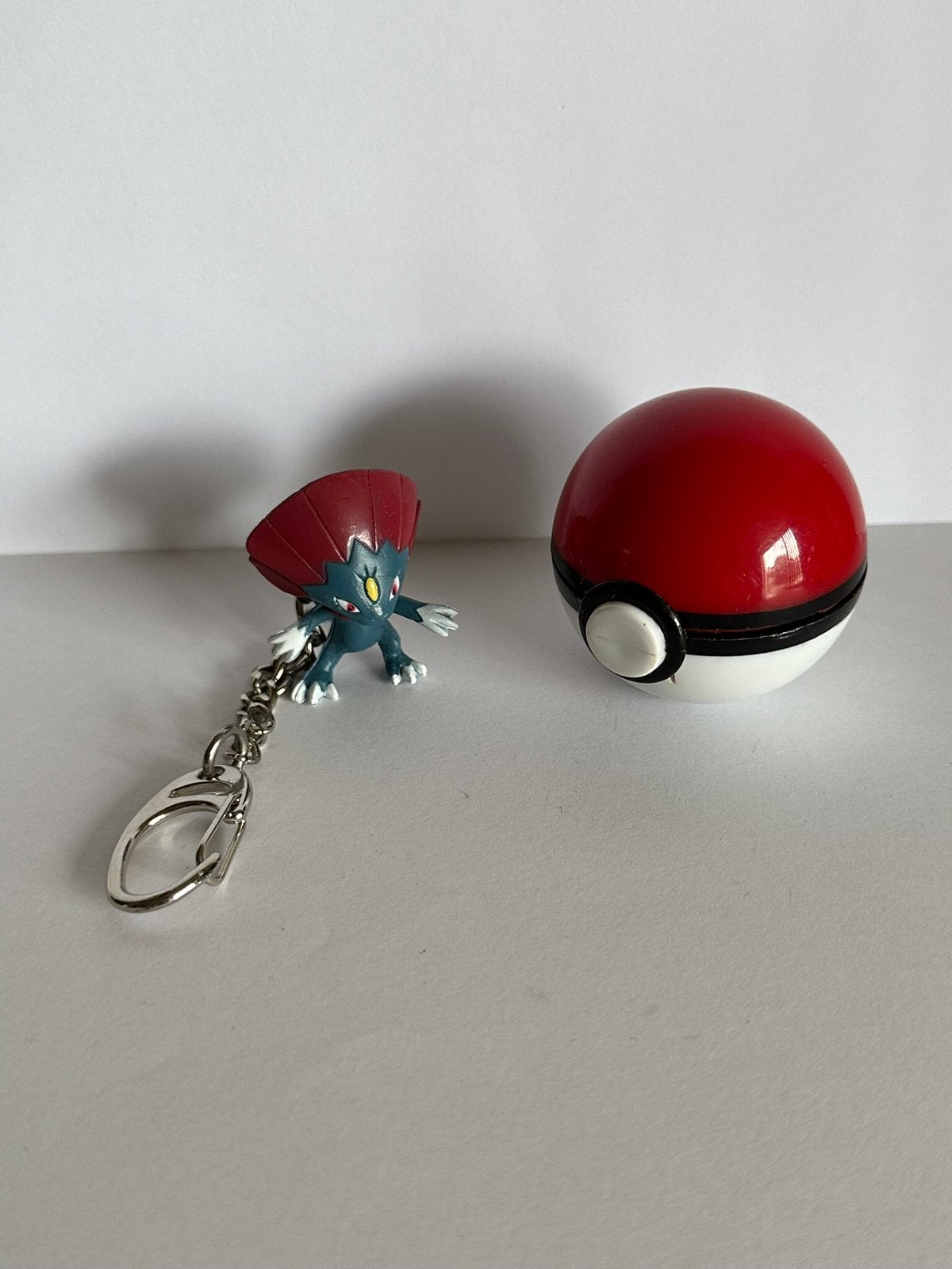 Pokémon figuurtje/sleutelhanger Weavile met Pokeball, Ophalen of Verzenden, Zo goed als nieuw