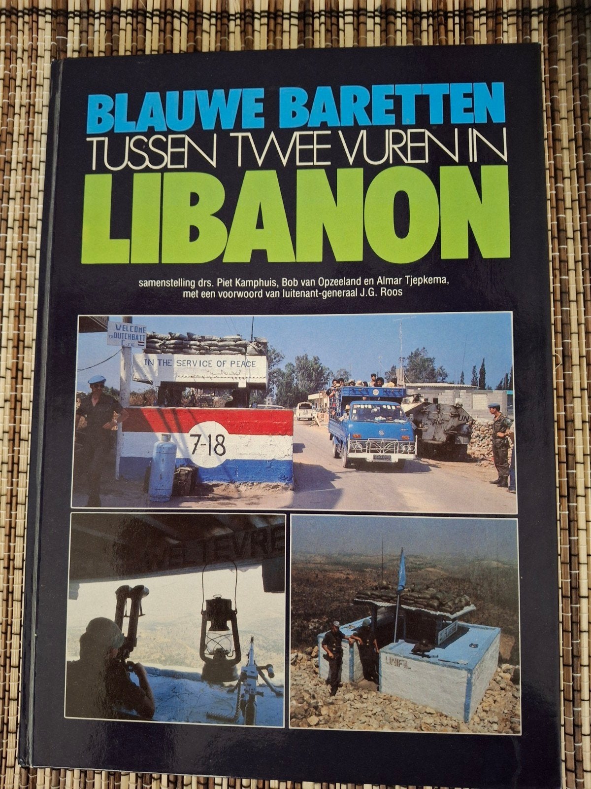 Boek blauwe Baretten tussen twee vuren, Ophalen of Verzenden, Landmacht, Nederland, Boek of Tijdschrift