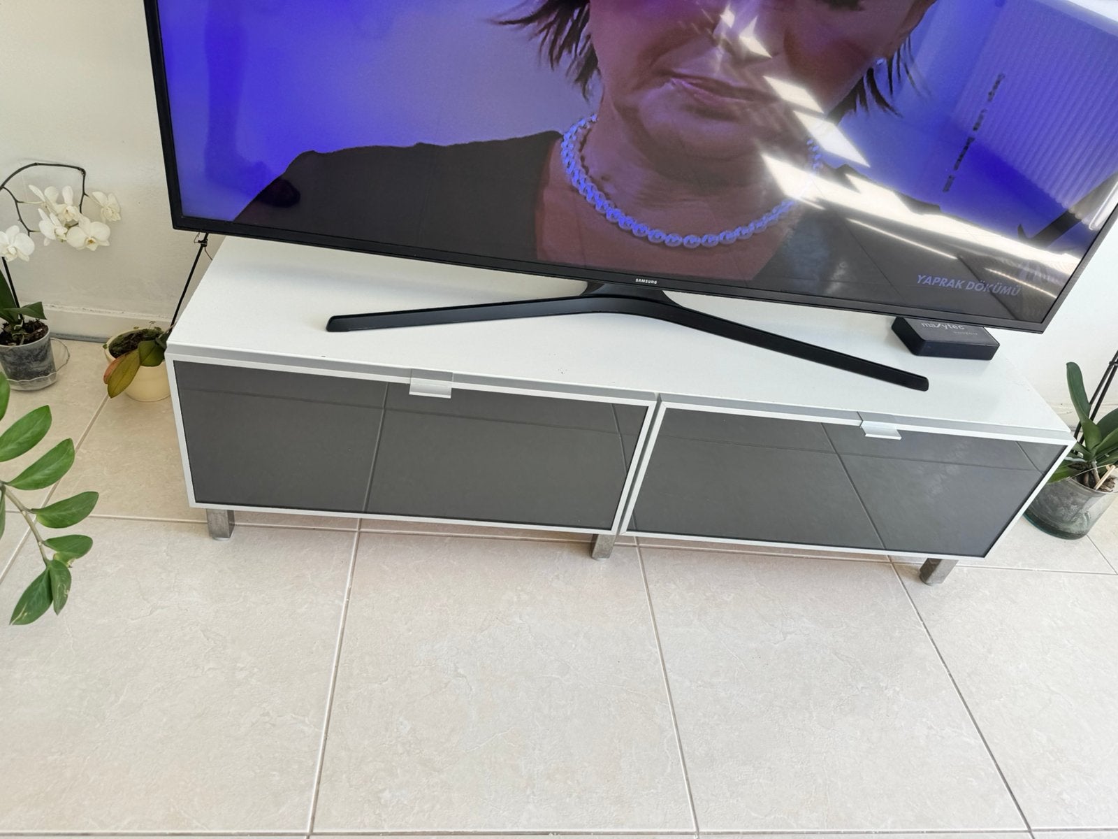 Tv- kast / dressoir met 2 laadjes, Ophalen, Zo goed als nieuw, 25 tot 50 cm