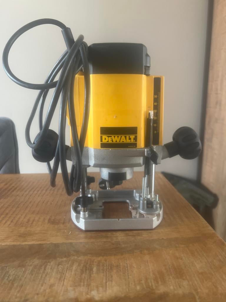 DEWALT Bovenfreesmachine DW615-QS, Doe-het-zelf en Verbouw, Ophalen of Verzenden, Zo goed als nieuw, Elektrisch, Bovenfrees