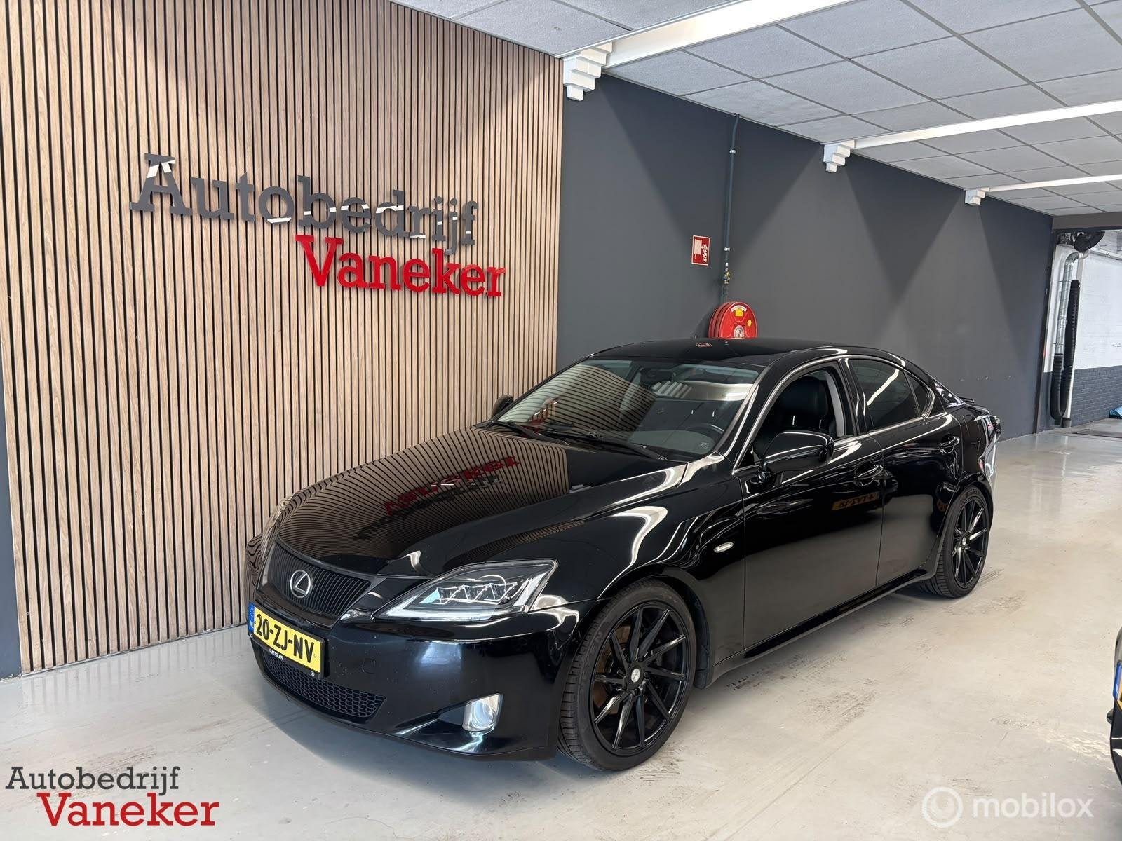 Lexus IS 250 Business|2.5 V6 Handbak|Leder|CarPlay|Xenon|NAP, Auto's, Achterwielaandrijving, Gebruikt, Zwart, Bedrijf