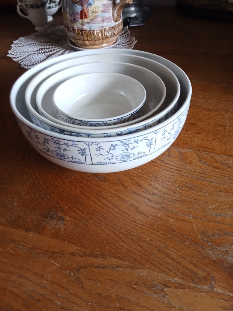 tekoop 4 delige set nestkommen saks motief ST AMAND, Antiek en Kunst, Ophalen of Verzenden