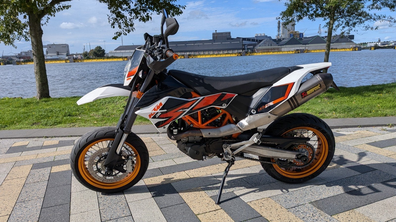 KTM 690 SMC-R (2016) – Akrapovič – 23.300 km, Bedrijf, Minimaal motorrijbewijs A2, 1 cilinder, Naked bike