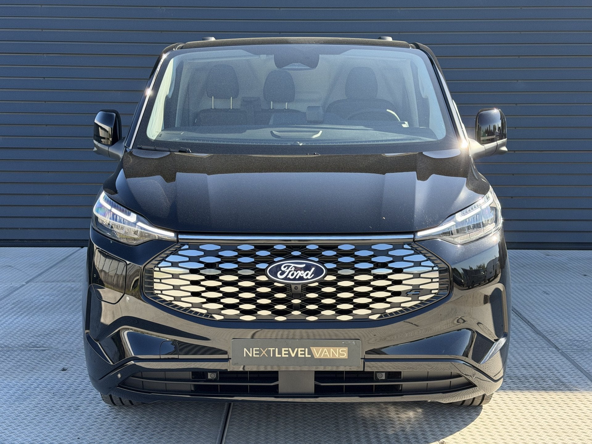 Ford E-Transit Cust. 340 L2H1 Limited 71 kWh 218 PK | 360 Ca, Auto's, Automaat, Gebruikt, Zwart, Zwart