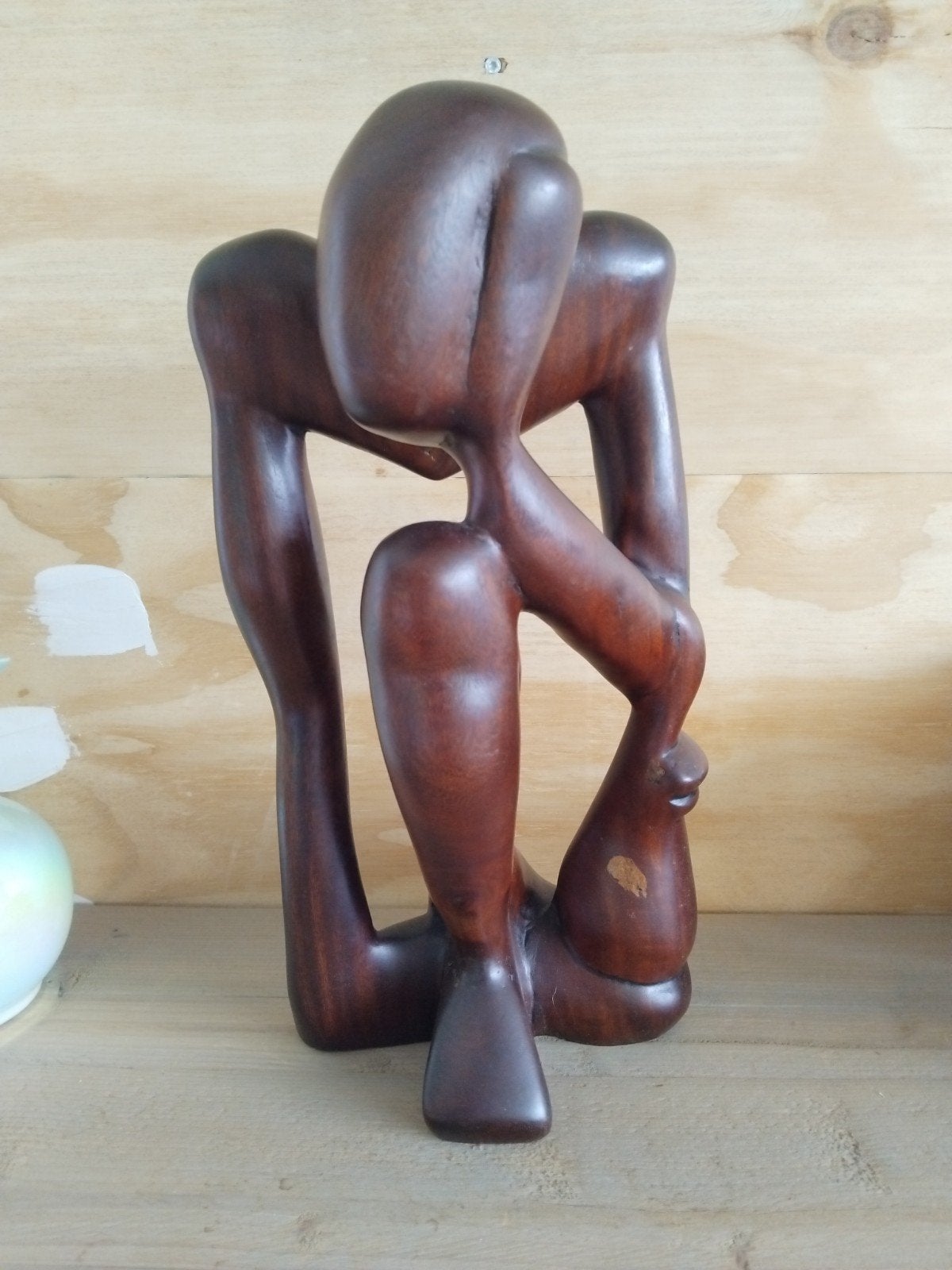 Houten sculptuur van een zittende figuur, Antiek en Kunst, Kunst | Beelden en Houtsnijwerken, Ophalen of Verzenden, Handgemaakt