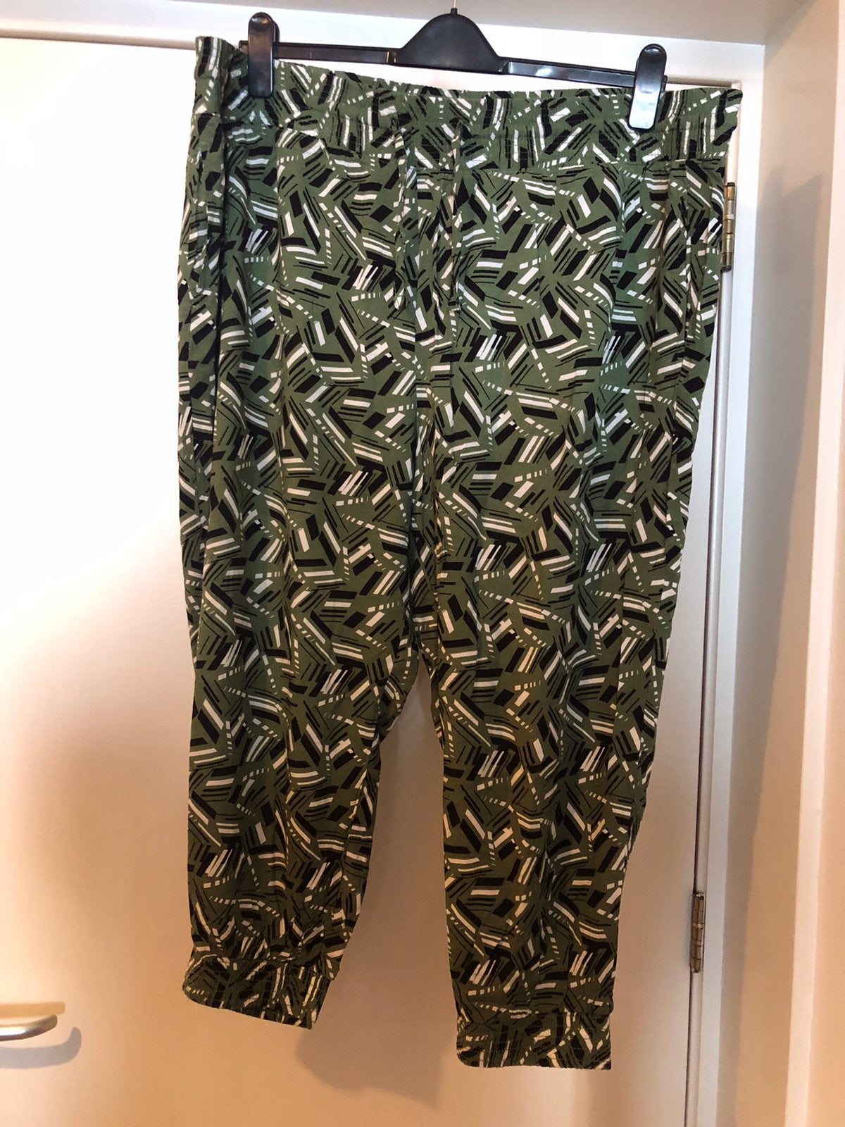 Groene broek met print zakken verstelbaar 54/56, Casual ladies, Verzenden, Nieuw, Broek of Spijkerbroek