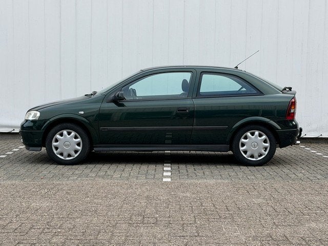 Opel Astra 1.6-16V 3drs. met APK, Trekhaak, All Season, 72.8, Auto's, Oldtimers, Voorwielaandrijving, Zwart, 1598 cc, Metallic lak