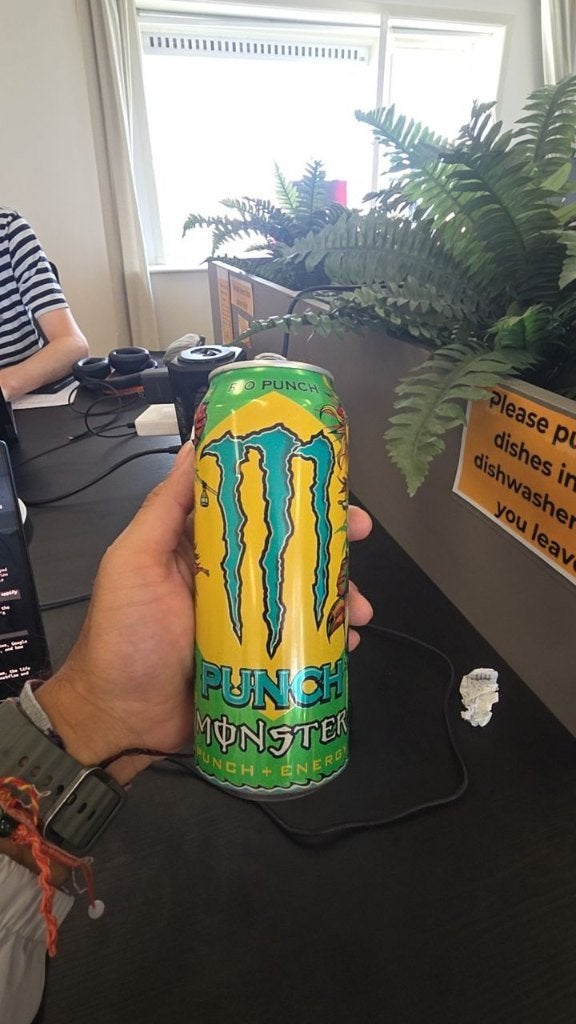 Monster Energy Punch, zo goed als nieuw, Ophalen, Zo goed als nieuw, Loopband