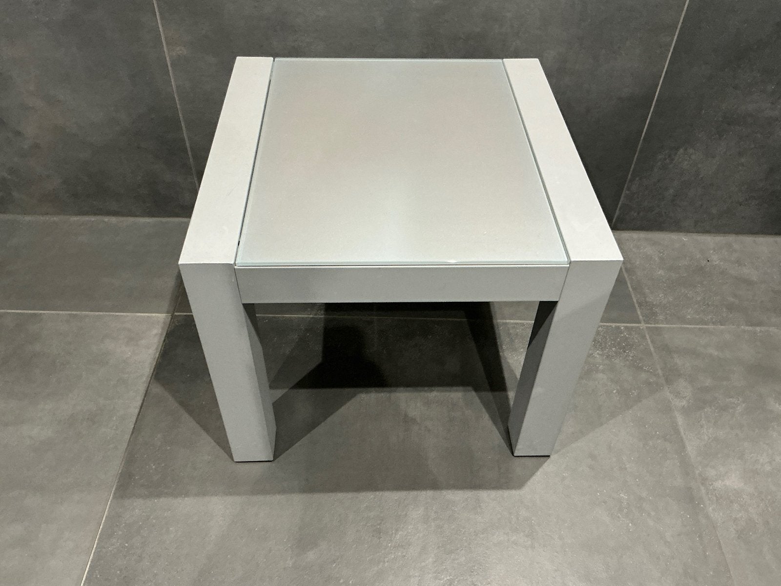 Strakke bijzettafel met glazen blad - Grijs, Minder dan 45 cm, Gebruikt, Vierkant, Glas