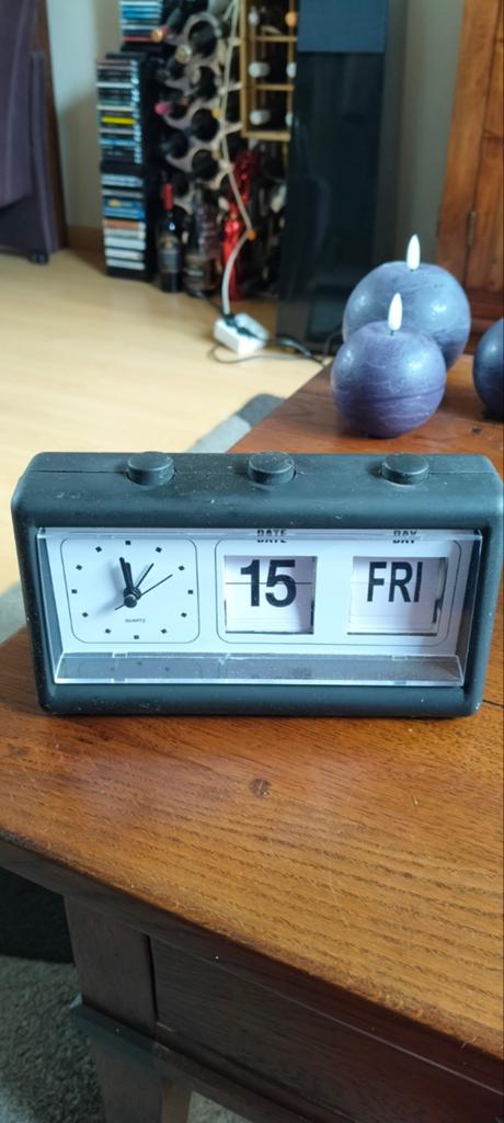 Quartz wekker met flipkalender, Ophalen of Verzenden