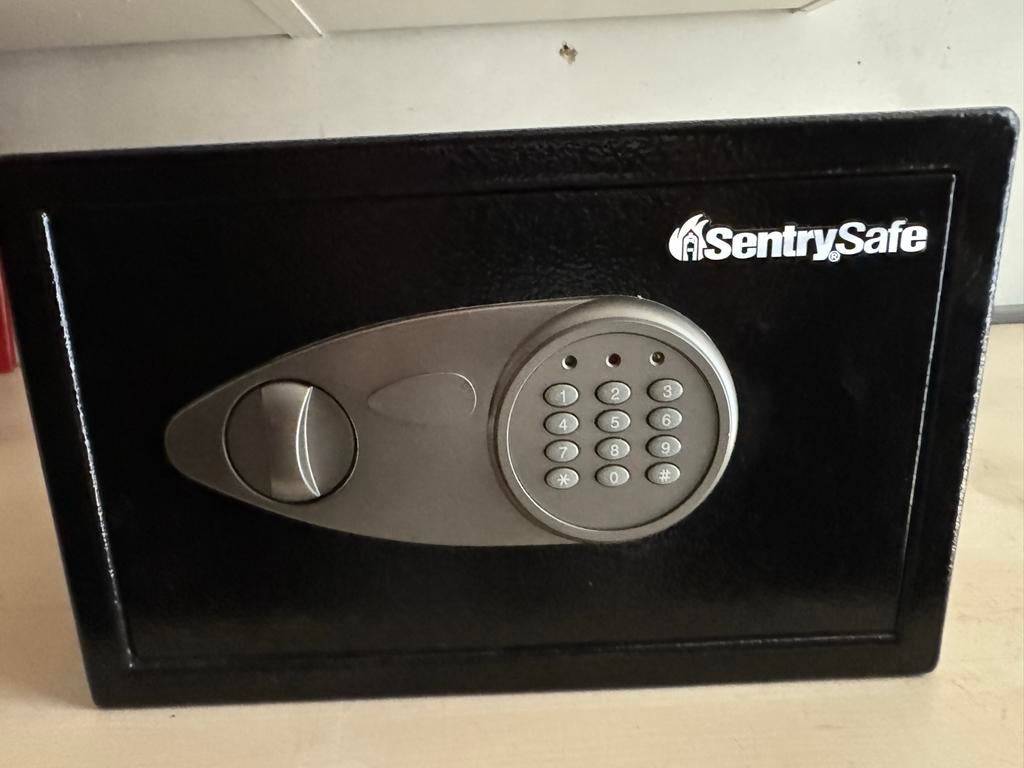 Raat Sentry Safe X055 Inbraakwerende Kluis Elektronisch, Ophalen of Verzenden, Zo goed als nieuw, Brandkast