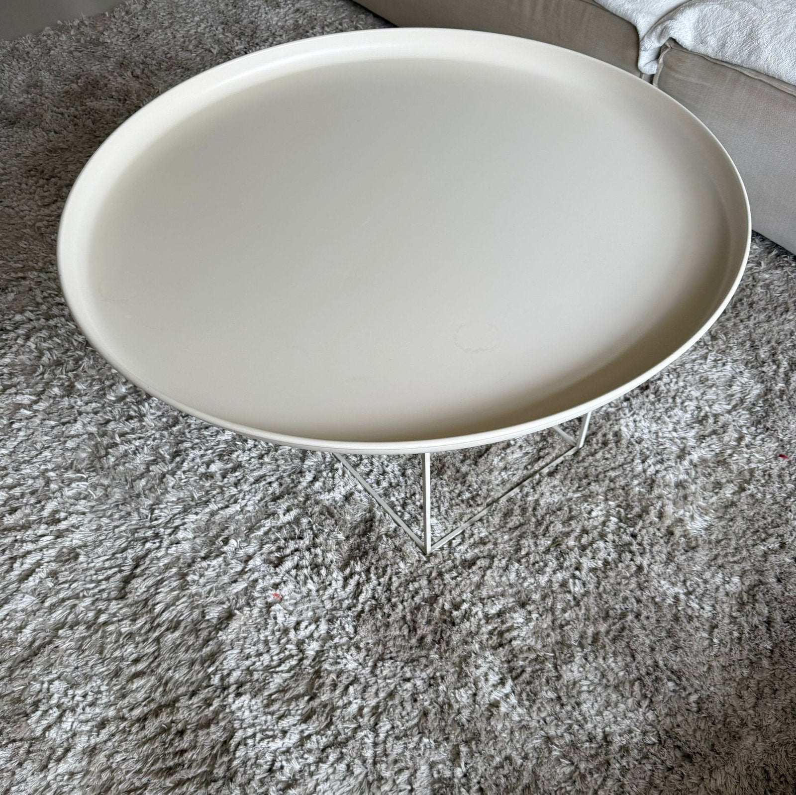 NORR11 Duke Large salontafel Ø90 cm – Antique White, Ophalen, Met opstaande rand, Rond, Zo goed als nieuw