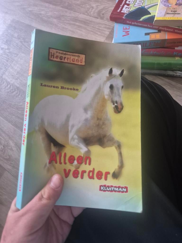 Heartland: Alleen Verder - Lauren Brooke (Jeugdboek), Ophalen of Verzenden, Zo goed als nieuw, Lauren Brooke, Fictie