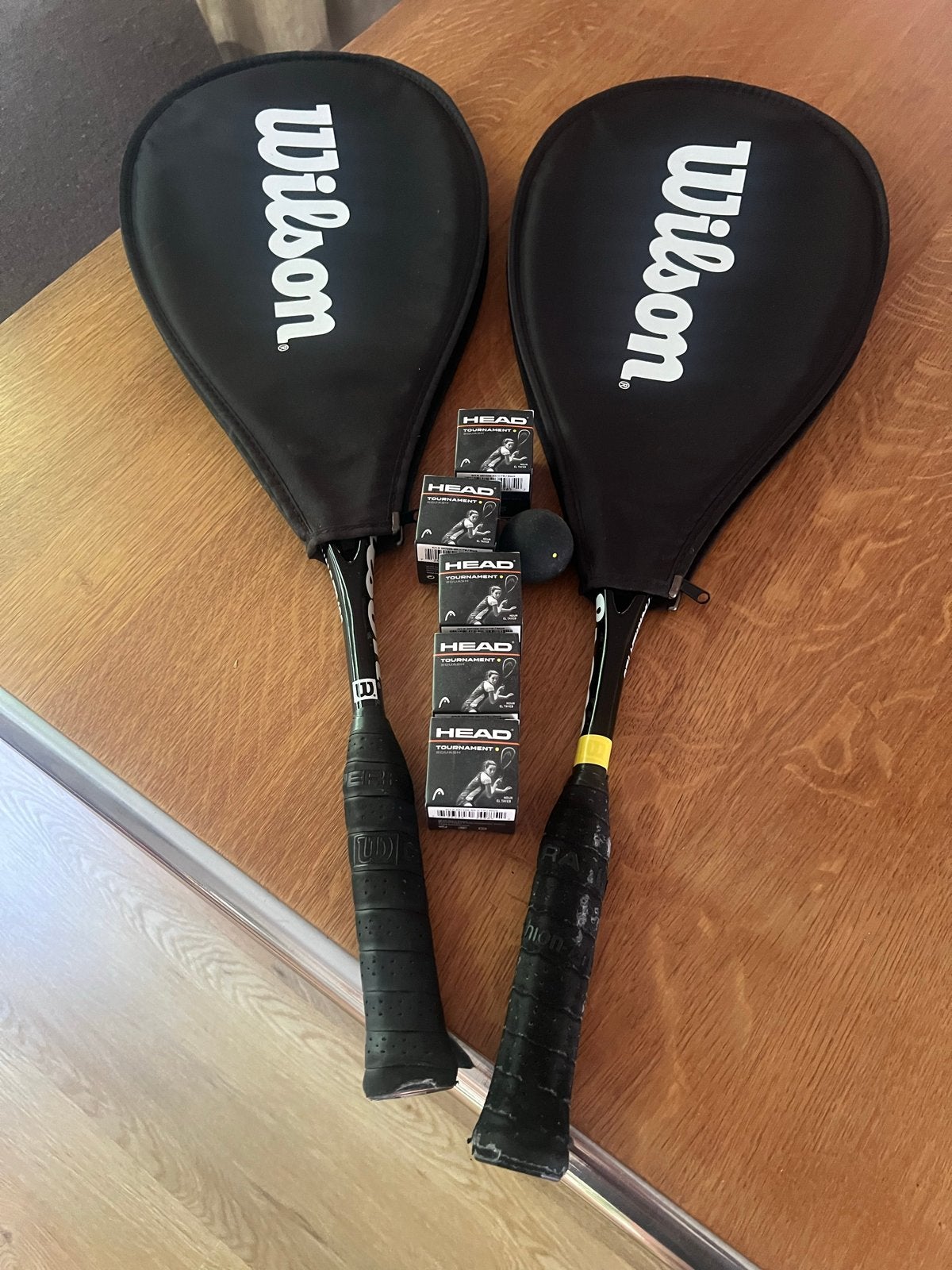 Twee Wilson Squashrackets + 6 nieuwe balletjes (gele stip), Sport en Fitness, Ophalen of Verzenden, Gebruikt, Racket, Met hoes