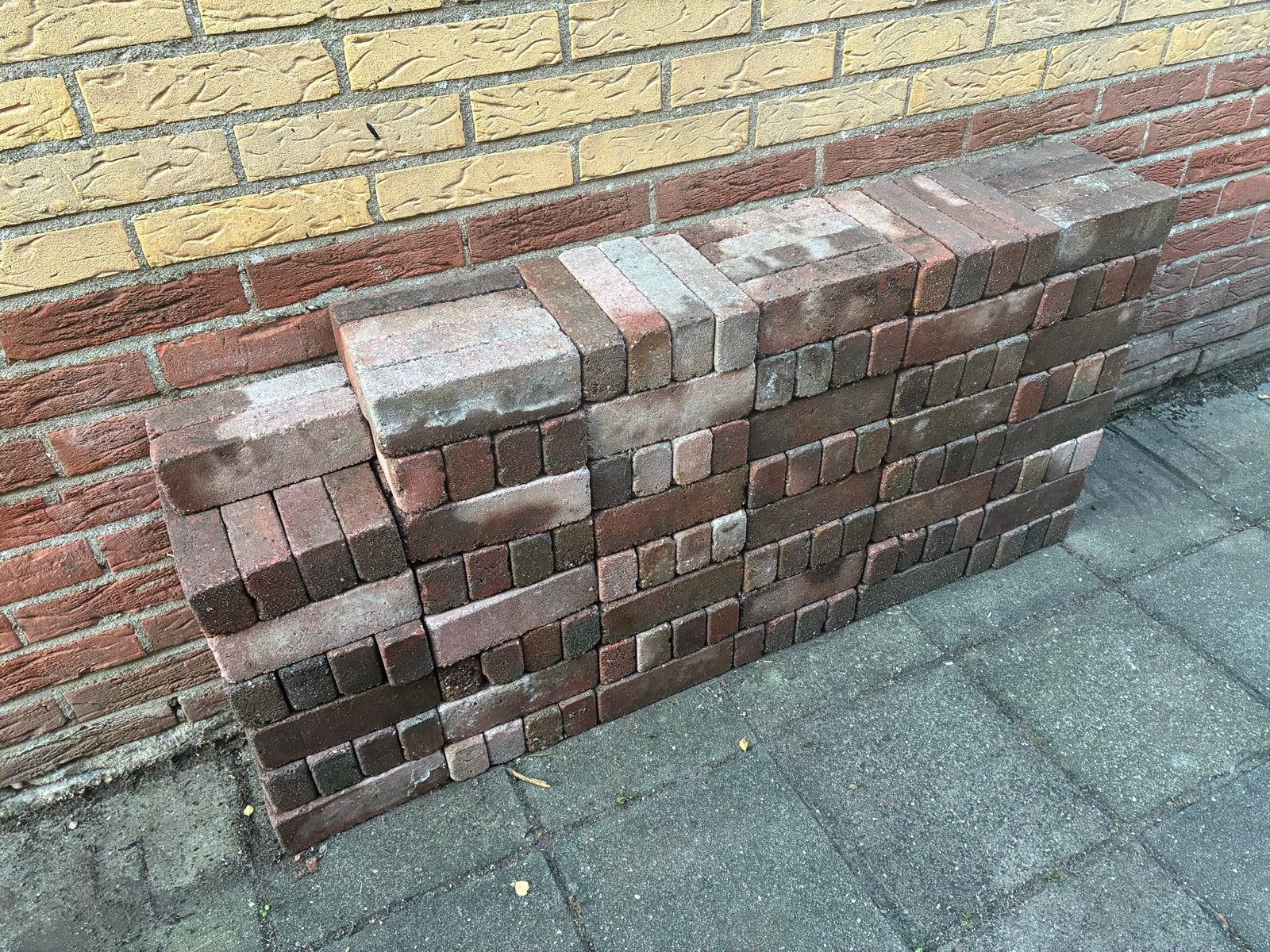 Gratis gebruikte restpartij betonklinkers 20x5 cm, Ophalen, Gebruikt, Beton, Klinkers