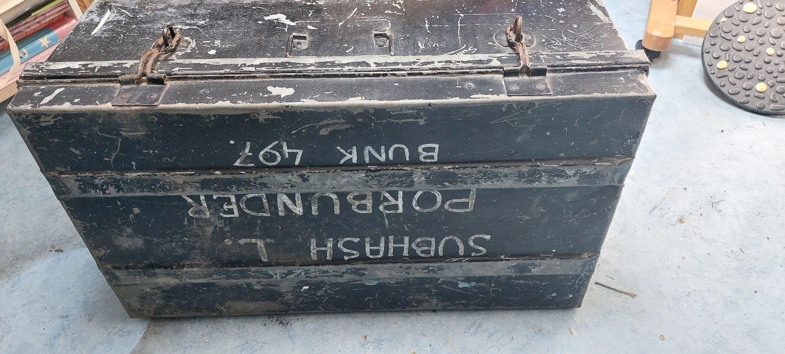 Oude metalen koffer met tekst 'Subhash Porbunder Bunk 497', Huis en Inrichting, Woonaccessoires | Kisten, Ophalen