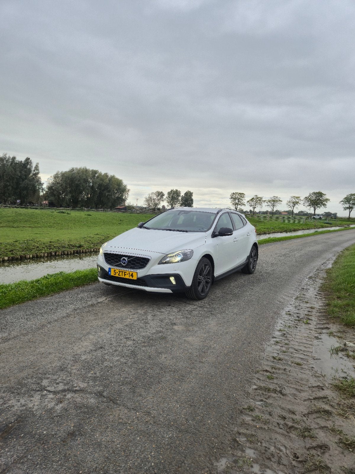Volvo V40 1.6 T4 180PK Powershift 2015 Wit, 1325 kg, Zwart, 4 cilinders, 700 kg