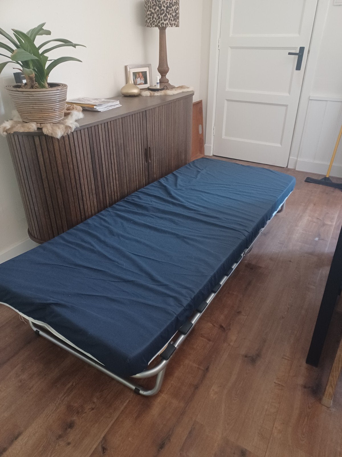 Opvouwbaar logeerbed met matras, Gebruikt, Eenpersoons, Blauw, Praktisch en functioneel