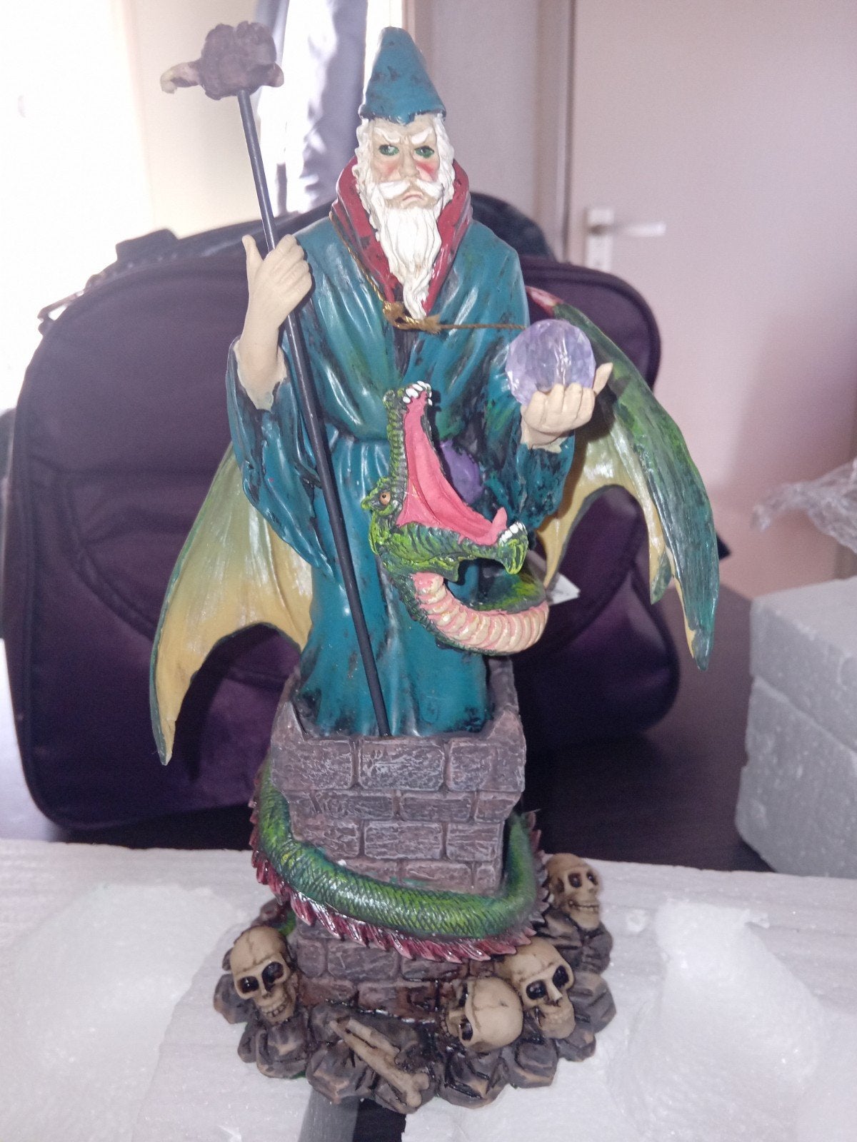 Gedetailleerd Fantasy Beeld: Tovenaar met Draak en Kristal, Ophalen of Verzenden, Nieuw, Fantasy