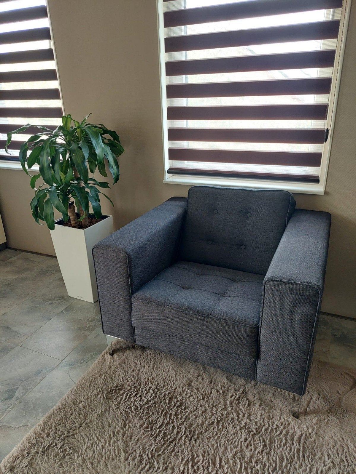 Comfortabele fauteuil,  grijze stoffen bekleding z.g.a.n, Ophalen, Zo goed als nieuw, 75 tot 100 cm, 50 tot 75 cm