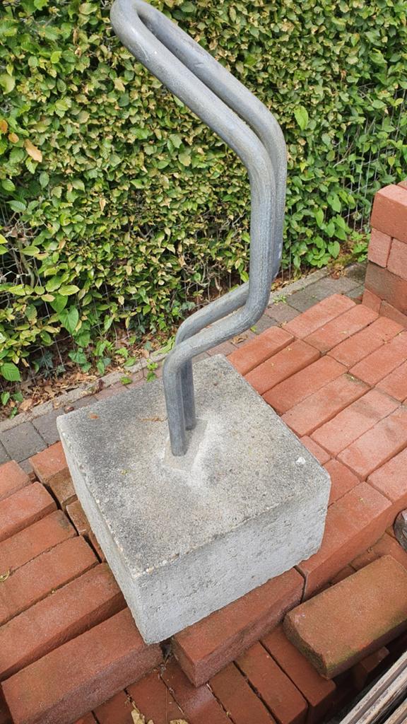 Fietsenrek met betonnen voet, Ophalen, Gebruikt
