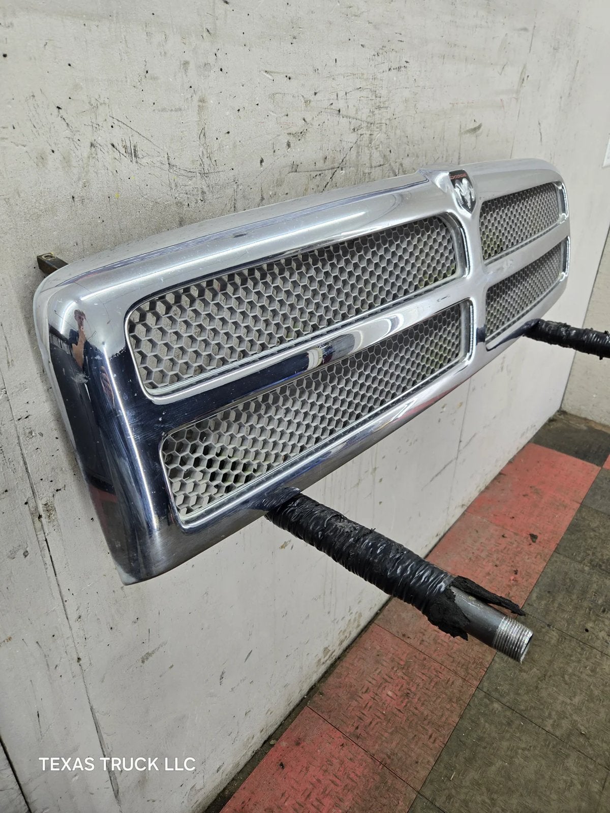 Gezocht! Grille Dodge ram 2500 1999, Ophalen of Verzenden, Voor, Dodge, Bumper