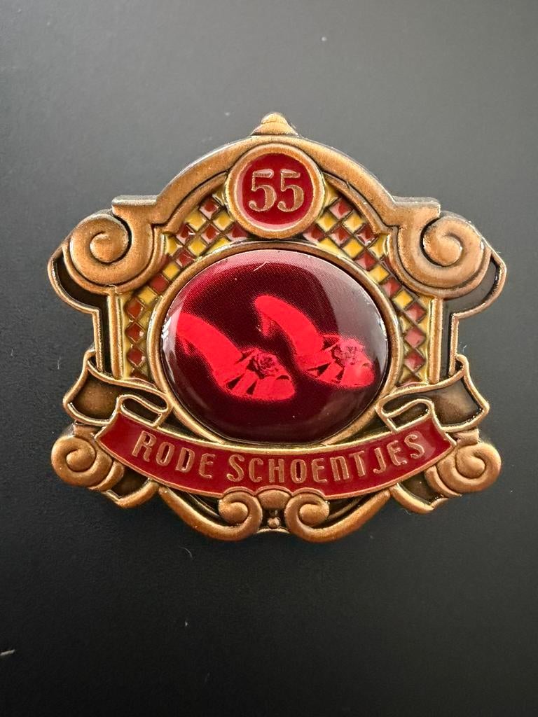 Efteling pin jubileum rode schoentjes, Verzamelen, Efteling, Ophalen of Verzenden, Zo goed als nieuw, Button of Speldje