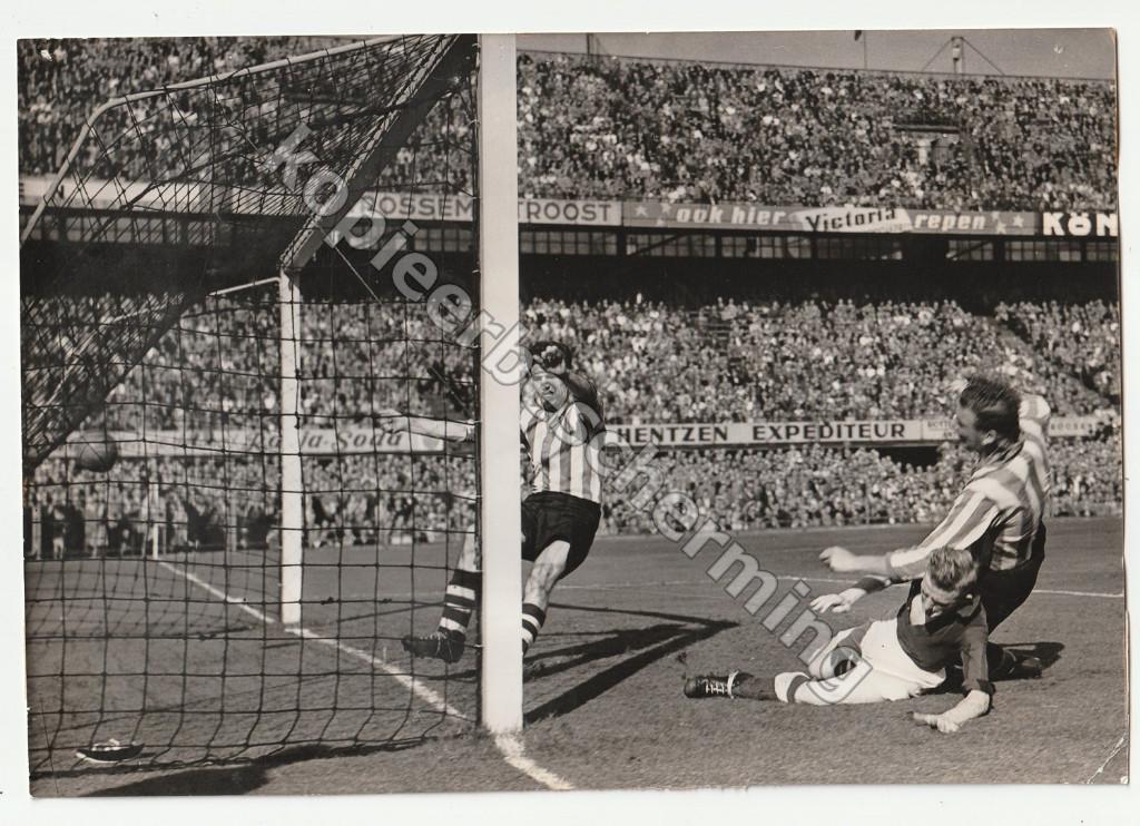 Grote oude persfoto doelpunt Feyenoord ? Sparta ? jaren '50, Gebruikt, Verzenden, Overige typen, X