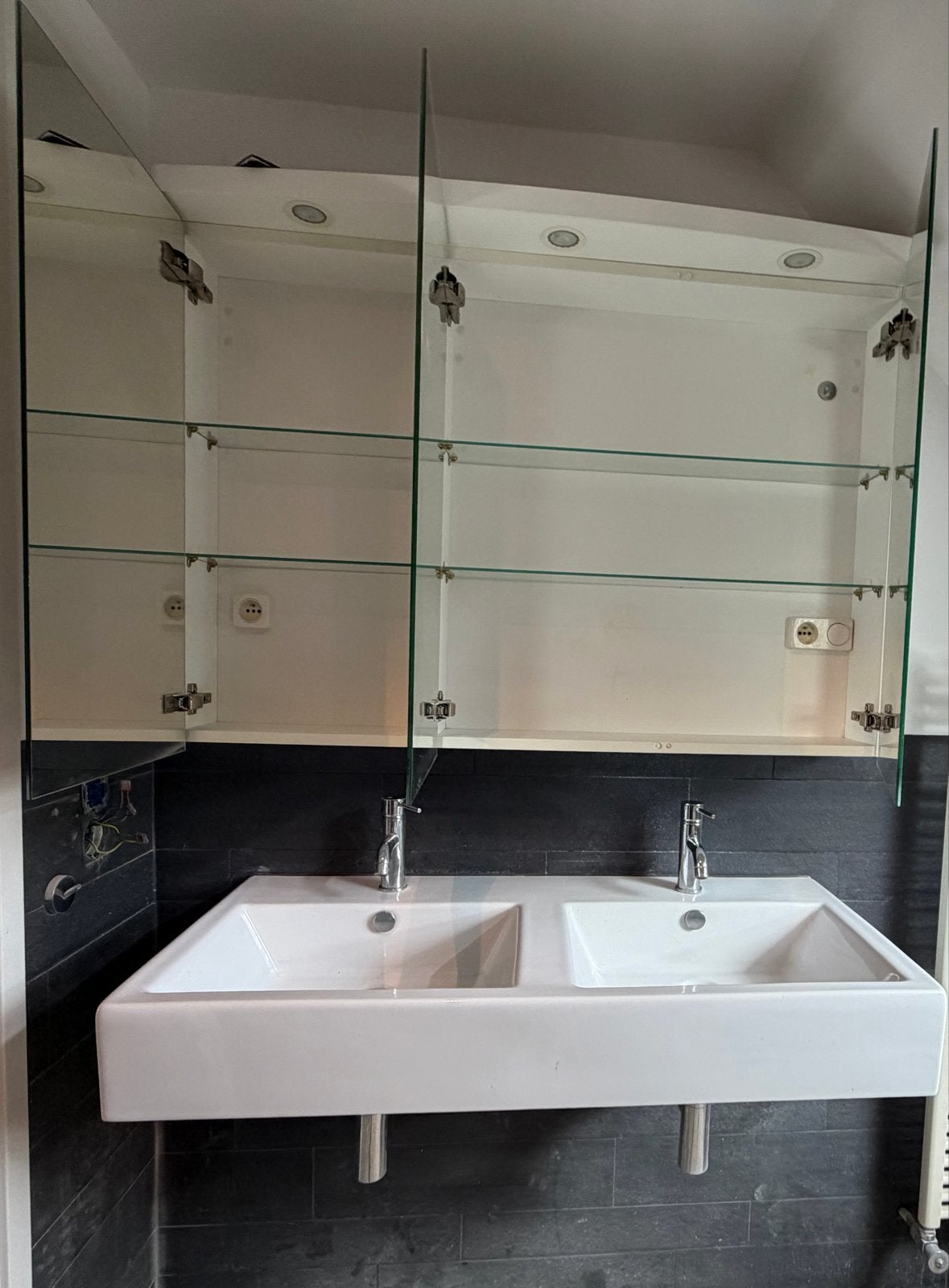 GRATIS Spiegelkast en wastafel met kranen, Ophalen, 100 tot 150 cm, Minder dan 25 cm, Minder dan 100 cm