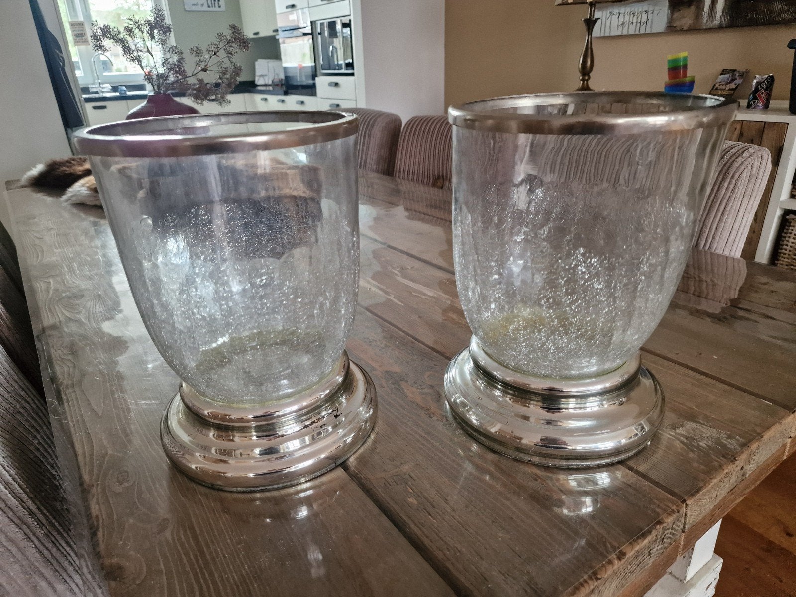 Set van 2 glazen vazen met zilverkleurige voet en rand, Huis en Inrichting, Transparant, Ophalen of Verzenden, Met patroon/structuur
