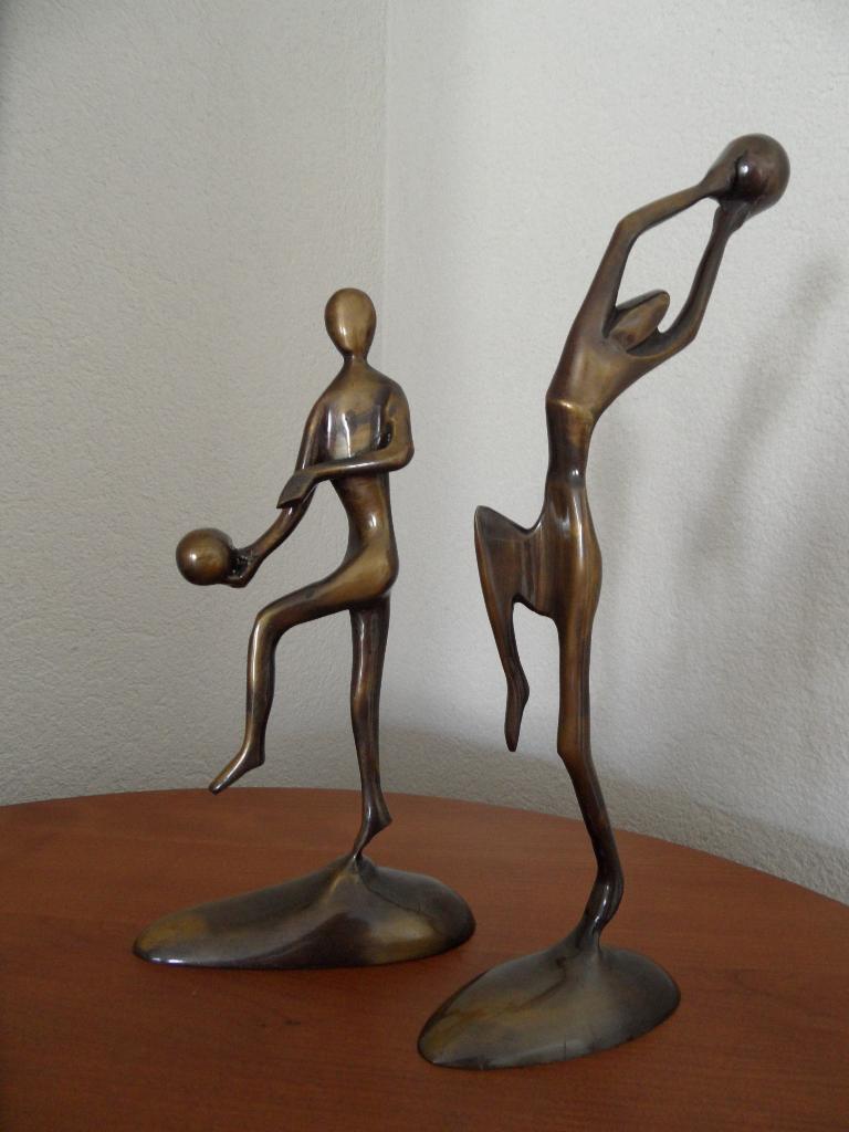 messing beeld - beelden - voetbal - handbal / korfbal, Ophalen of Verzenden, Nieuw, Mens