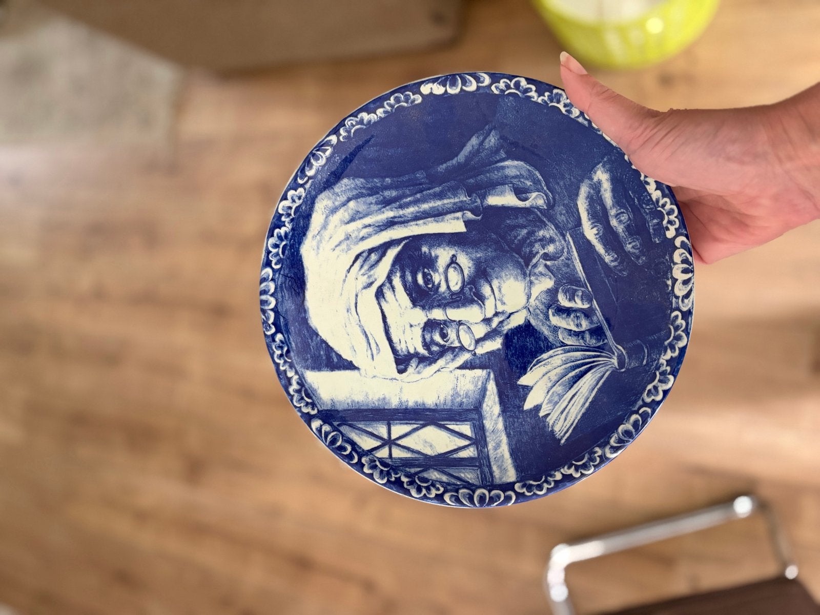 Antiek Boch Frères Delft Wandbord - De Lezende Vrouw, Antiek en Kunst, Antiek | Wandborden en Tegels, Ophalen of Verzenden