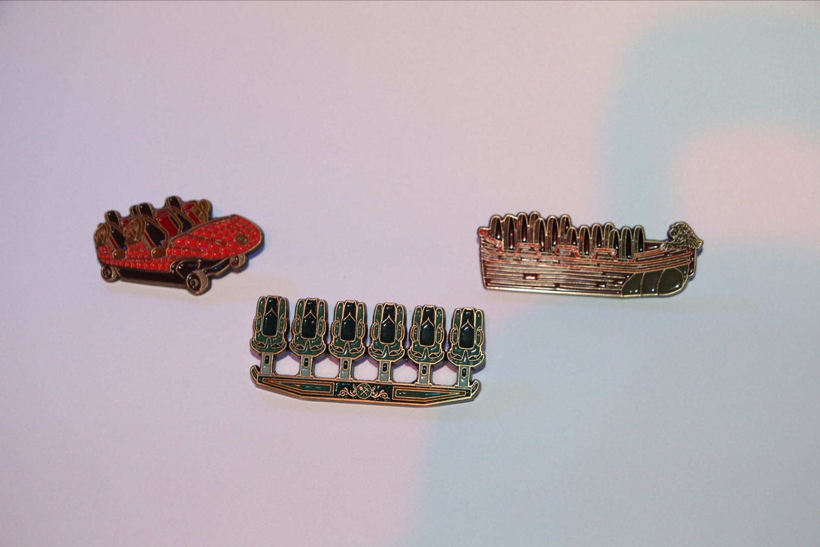 Efteling Voertuigen Pin Set, Verzamelen, Efteling, Verzenden, Zo goed als nieuw, Button of Speldje