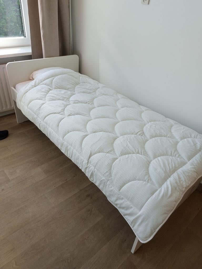 Eenpersoonsbed met matras en dekbed, Ophalen, Modern en functioneel, Gebruikt, 90 cm