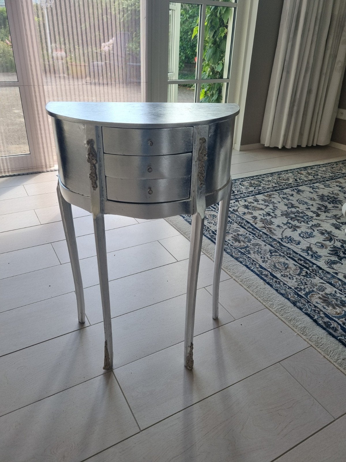 Zilverkleurig halfrond sidetable met 3 lades, Antiek en Kunst, Antiek | Meubels | Tafels, Ophalen of Verzenden