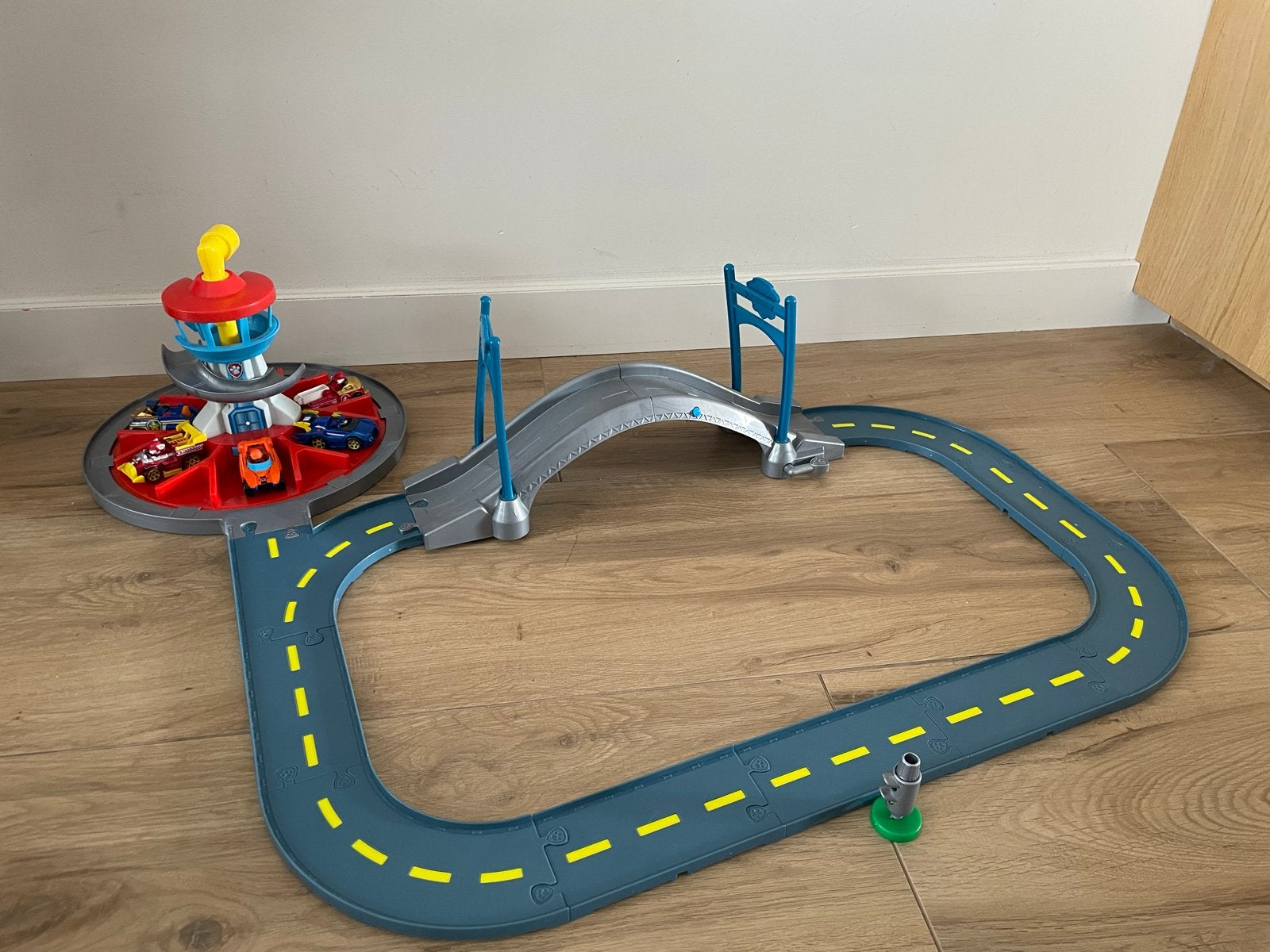 Paw Patrol Racebaan met Uitkijktoren en 7 Auto's, Kinderen en Baby's, Racebaan, Zo goed als nieuw, Overige aandrijving, Ophalen