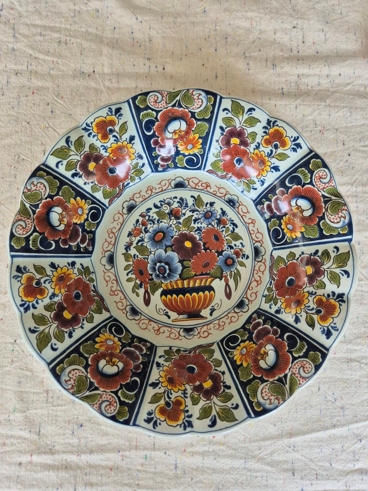 Oud Delfts Polychroom Wandbord met geschulpte rand, Ophalen of Verzenden
