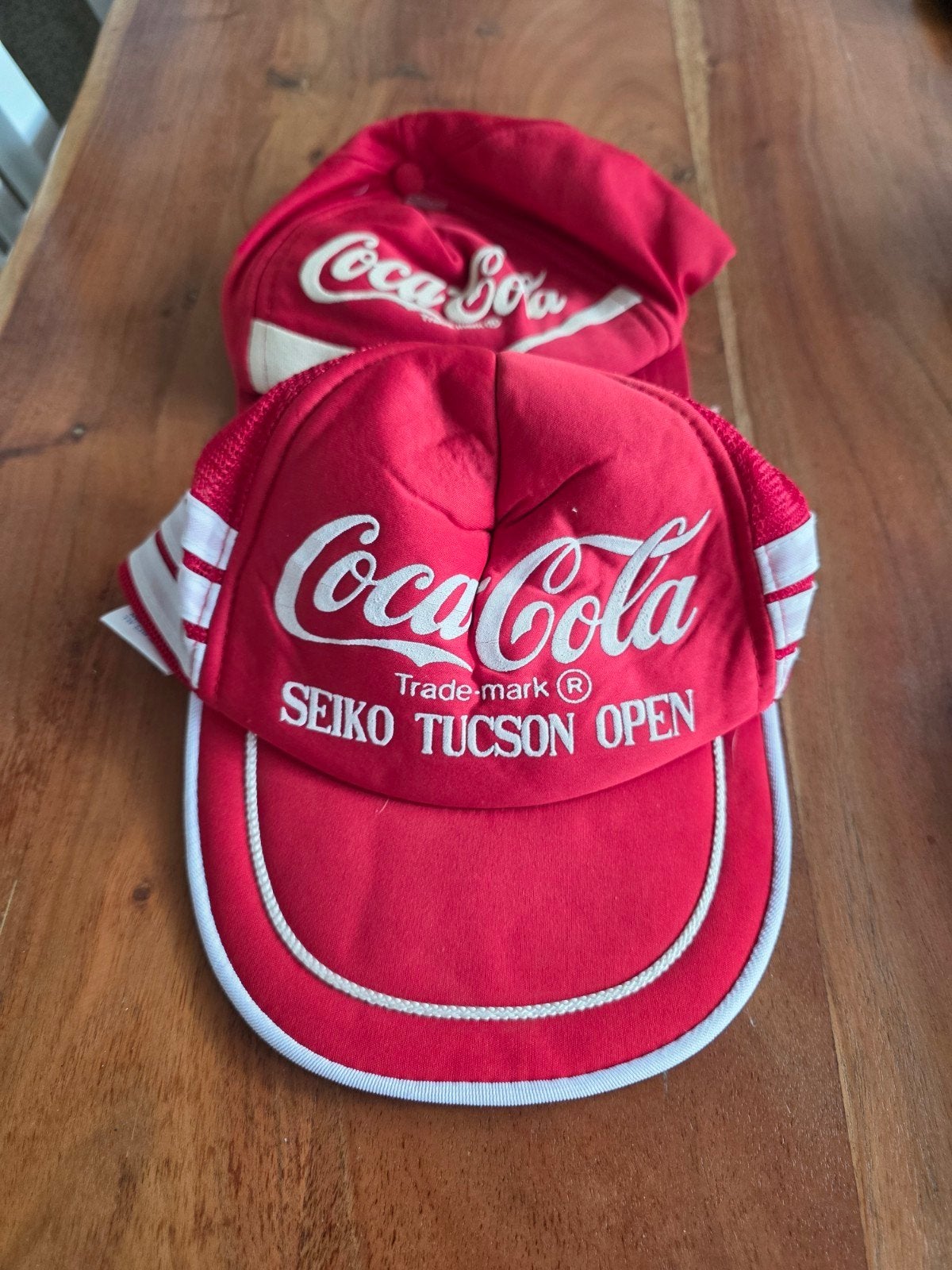 Coca-Cola Vintage Petten Set – Seiko Tucson Open & Classic L, Verzamelen, Ophalen of Verzenden, Gebruikt, Gebruiksvoorwerp