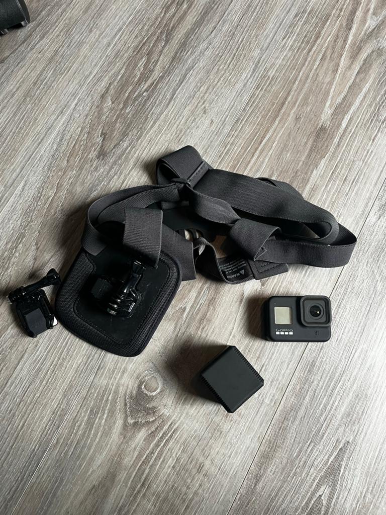 GoPro Hero 8 met head gear en harnas en drie batterijen, Ophalen of Verzenden, Zo goed als nieuw, GoPro