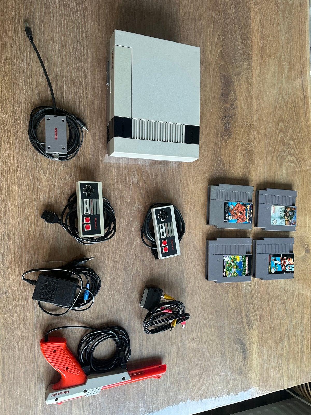 Nintendo NES met 4 spellen, 2 controllers, zapper en kabels, Ophalen, Gebruikt, Met 2 controllers, Met zapper/pistool