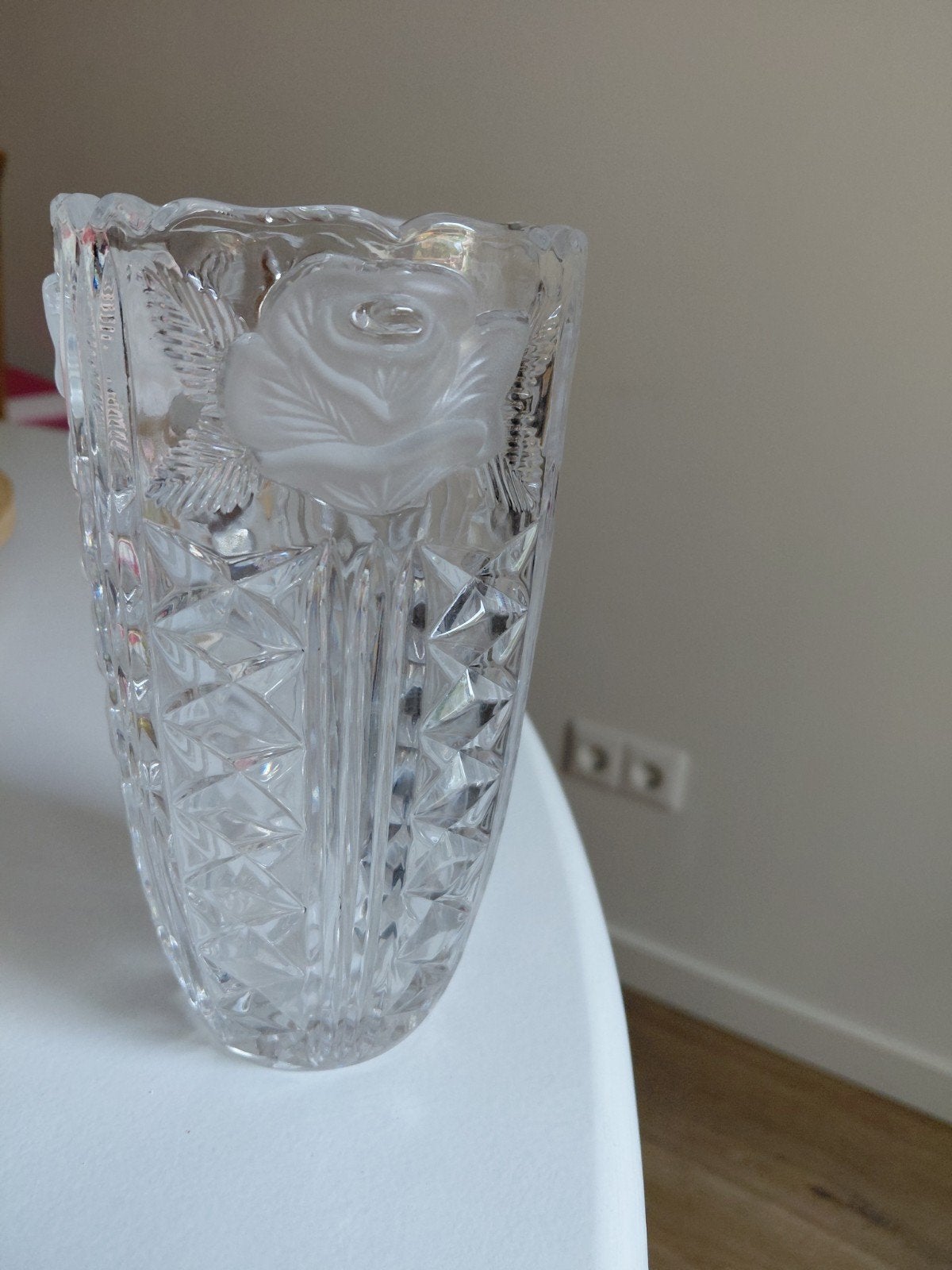 Glazen kristallen  vaas met roosmotief, 17cm hoog, Ophalen