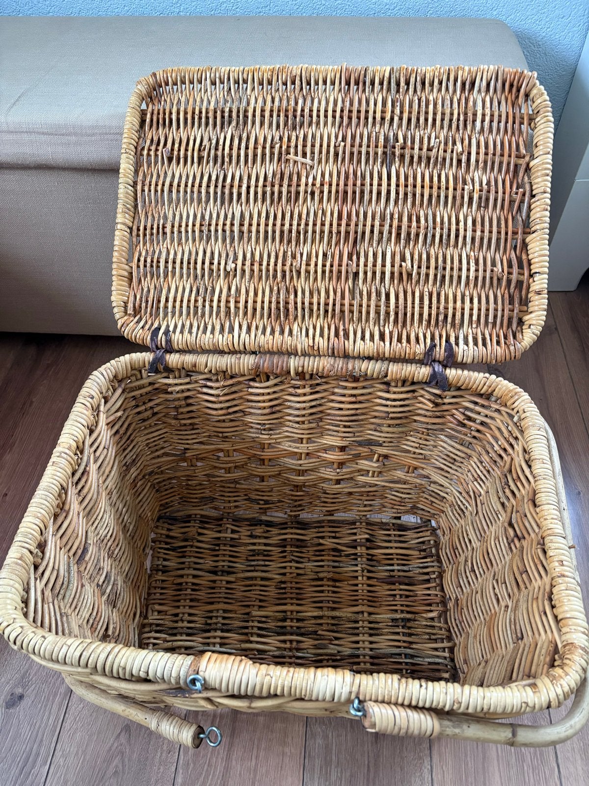 Grote rieten mand met deksel en handvatten, Ophalen, Gebruikt, Gevlochten, Mand
